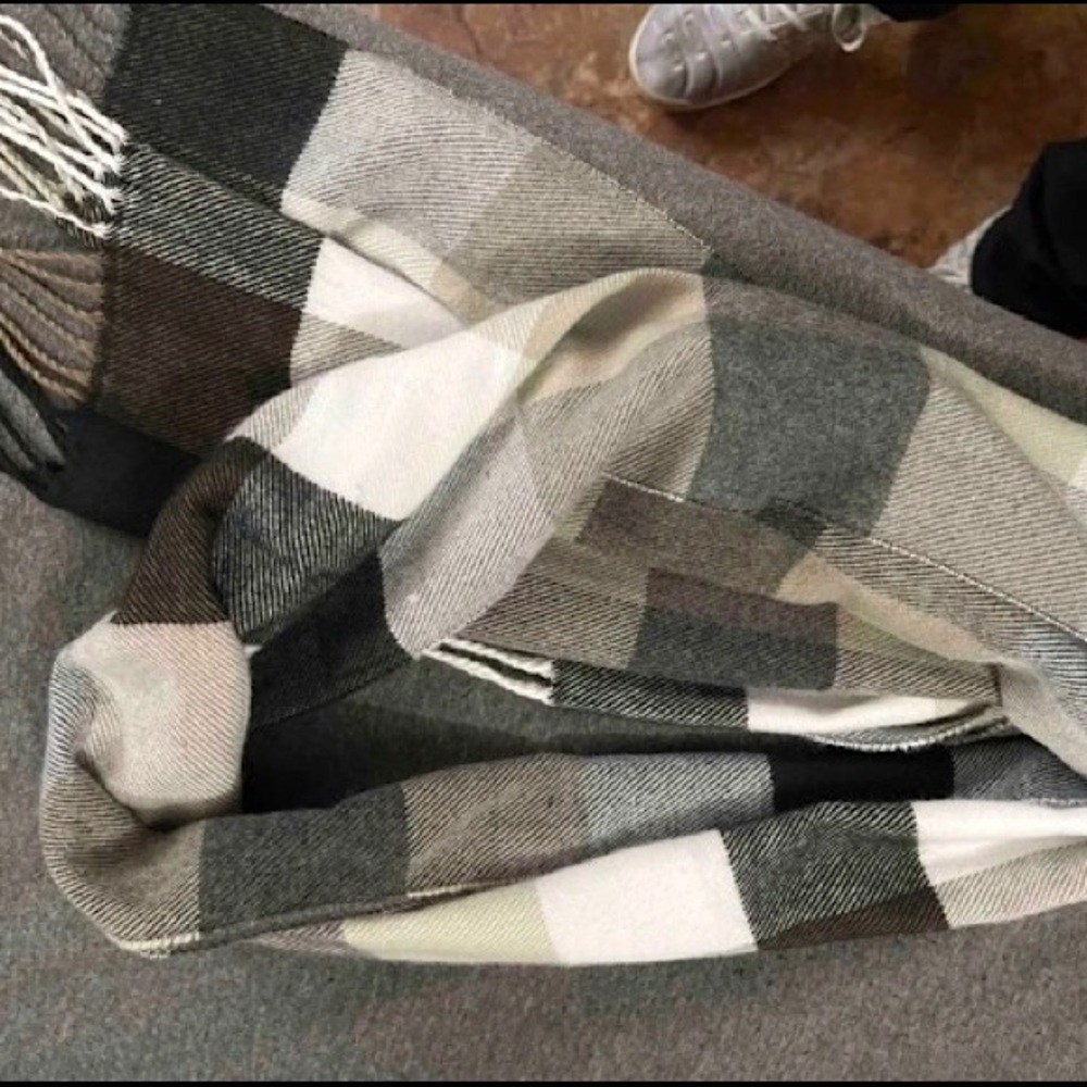 Mens / Women’s Scarf : Black , White , & Grey … Brand New , Only Worn Once!